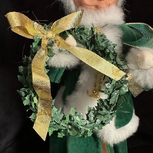 Byer’s choice,‎ 2006 Irish Saint Patrick caroler Victorian lady wreath presents - Picture 2 of 10